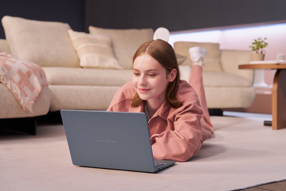 Neo2_Magazine's tweet photo. Hoy se ha presentado el nuevo Asus Zenbook 14, la competencia en directa del Neo de Apple. Pero que viene con una pantalla más grande, más batería, menos peso... Además mañana sábado se puede visitar el espacio que han montado en Madrid

https://t.co/Y1HhbSIr64 https://t.co/4uXS9ip9Nl