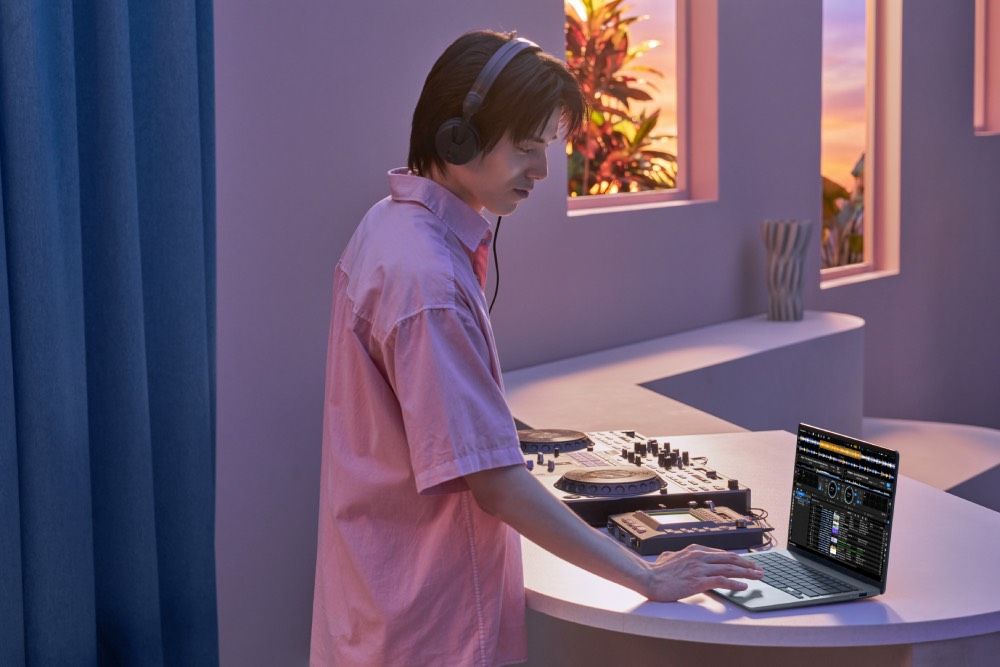 Neo2_Magazine's tweet photo. Hoy se ha presentado el nuevo Asus Zenbook 14, la competencia en directa del Neo de Apple. Pero que viene con una pantalla más grande, más batería, menos peso... Además mañana sábado se puede visitar el espacio que han montado en Madrid

https://t.co/Y1HhbSIr64 https://t.co/4uXS9ip9Nl