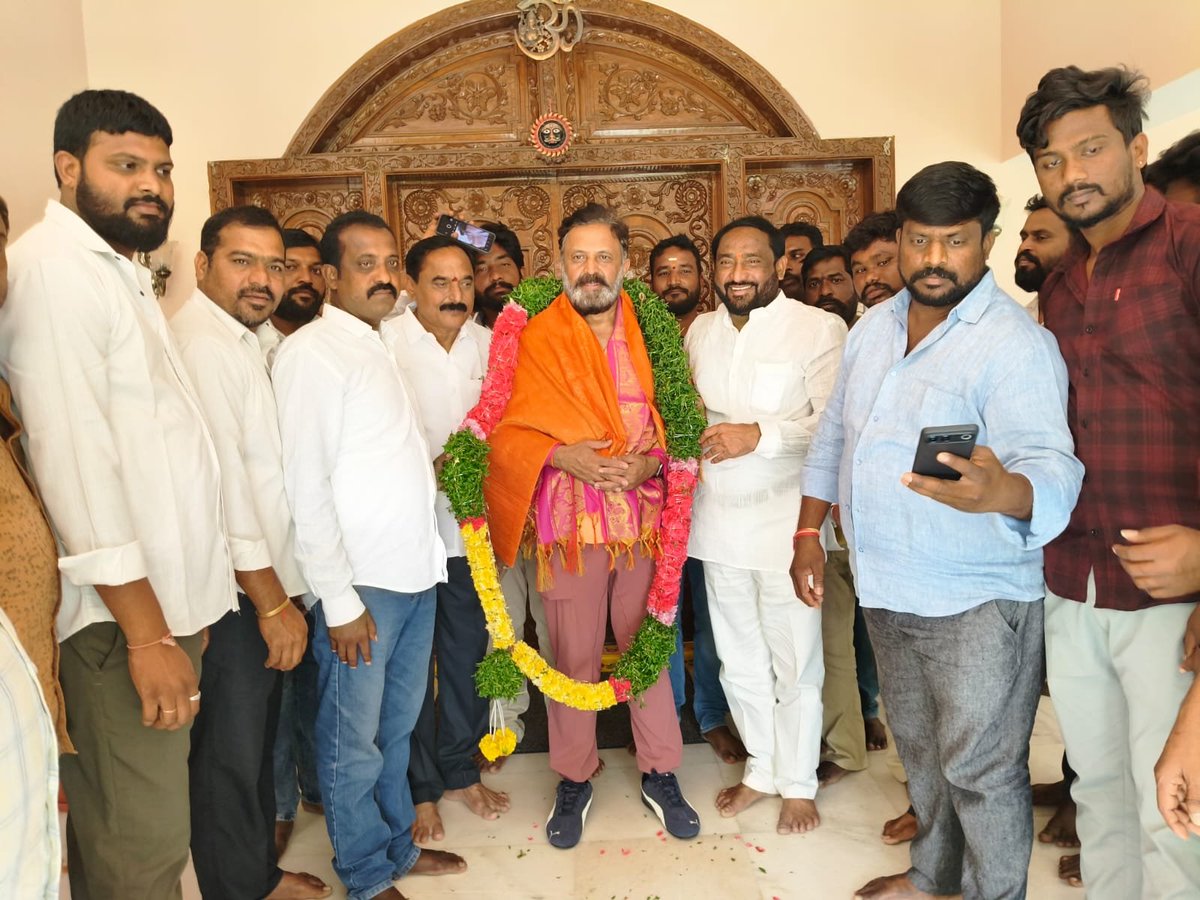 MYaskhi's tweet photo. AIPC చైర్మన్ గా నియమితులైనందున.. ఐఎన్టీయూసీ ప్రధాన కార్యదర్శి ఎరగాని నాగన్న గౌడ్ గారు, రాష్ట్ర పెరిక కార్పొరేషన్ చైర్మన్ దొంగరివెంకటేశ్వర్లు గారు, రాష్ట్ర క్యాబ్ డ్రైవర్స్ అండ్ వర్కర్స్ యూనియన్ అధ్యక్షులు కందుల ఉపేందర్ గారు ఈ రోజు మా నివాసానికి వచ్చి శుభాకాంక్షలు తెలియజేశారు. https://t.co/a9fpeXa8jo