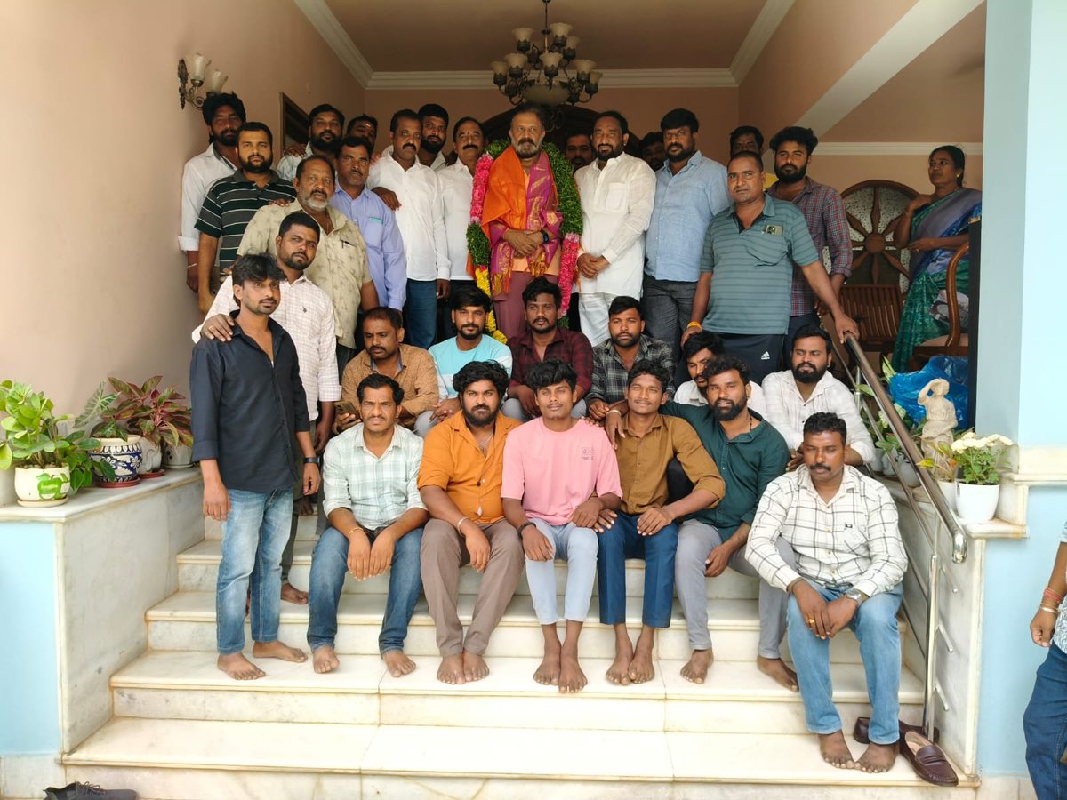 MYaskhi's tweet photo. AIPC చైర్మన్ గా నియమితులైనందున.. ఐఎన్టీయూసీ ప్రధాన కార్యదర్శి ఎరగాని నాగన్న గౌడ్ గారు, రాష్ట్ర పెరిక కార్పొరేషన్ చైర్మన్ దొంగరివెంకటేశ్వర్లు గారు, రాష్ట్ర క్యాబ్ డ్రైవర్స్ అండ్ వర్కర్స్ యూనియన్ అధ్యక్షులు కందుల ఉపేందర్ గారు ఈ రోజు మా నివాసానికి వచ్చి శుభాకాంక్షలు తెలియజేశారు. https://t.co/a9fpeXa8jo