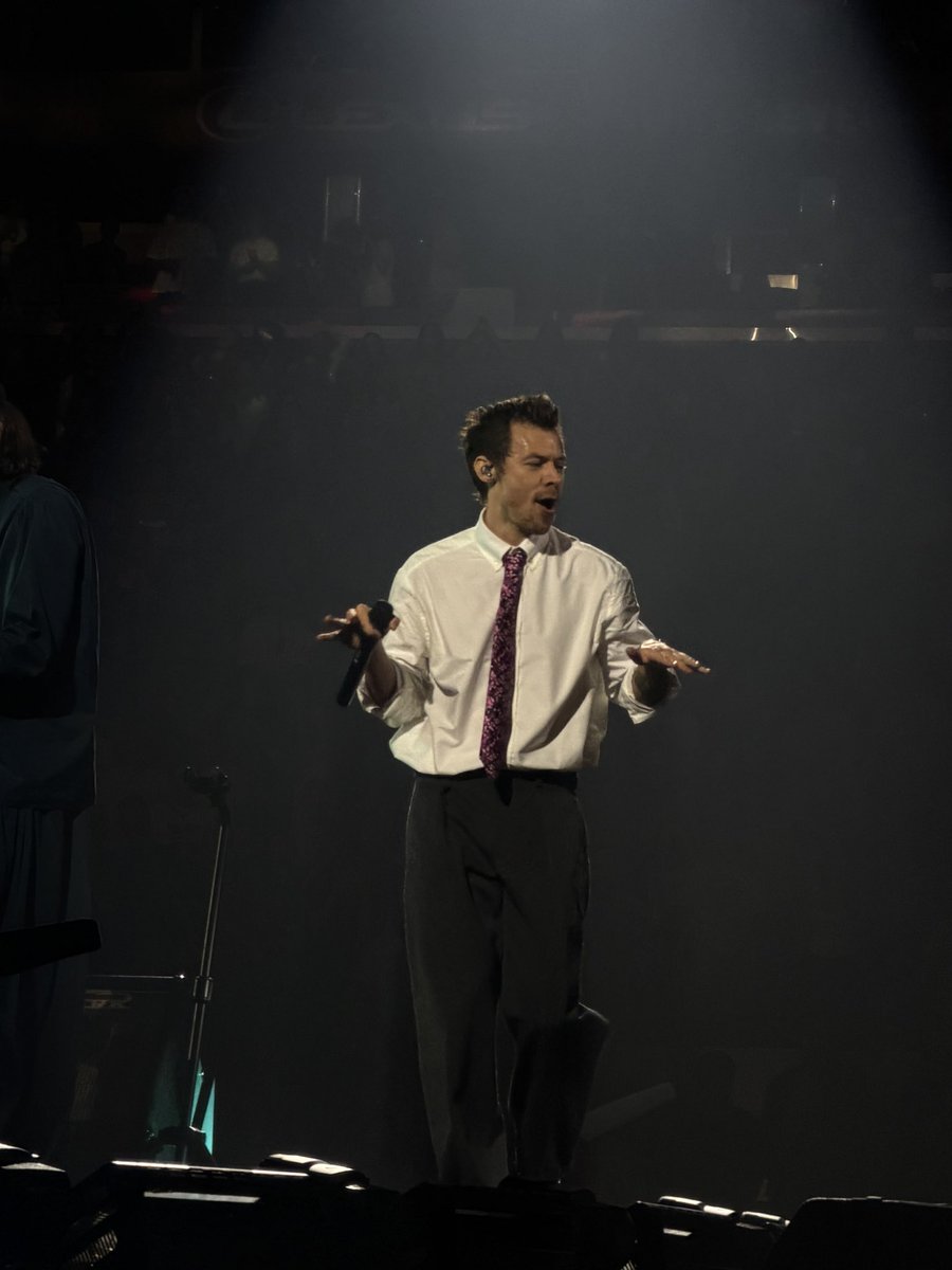 hsfallingsky's tweet photo. hii @HSHQ i would love to be today’s photographer📸🪩! i’m going to the show with a friend &amp; i would love to capture us &amp; other fans having fun &amp; dancing together🫶🏾! https://t.co/qMheRgKSoS