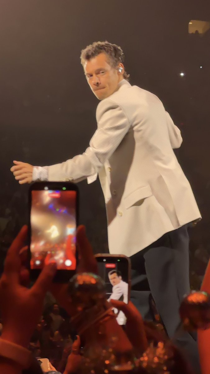 hsfallingsky's tweet photo. hii @HSHQ i would love to be today’s photographer📸🪩! i’m going to the show with a friend &amp; i would love to capture us &amp; other fans having fun &amp; dancing together🫶🏾! https://t.co/qMheRgKSoS
