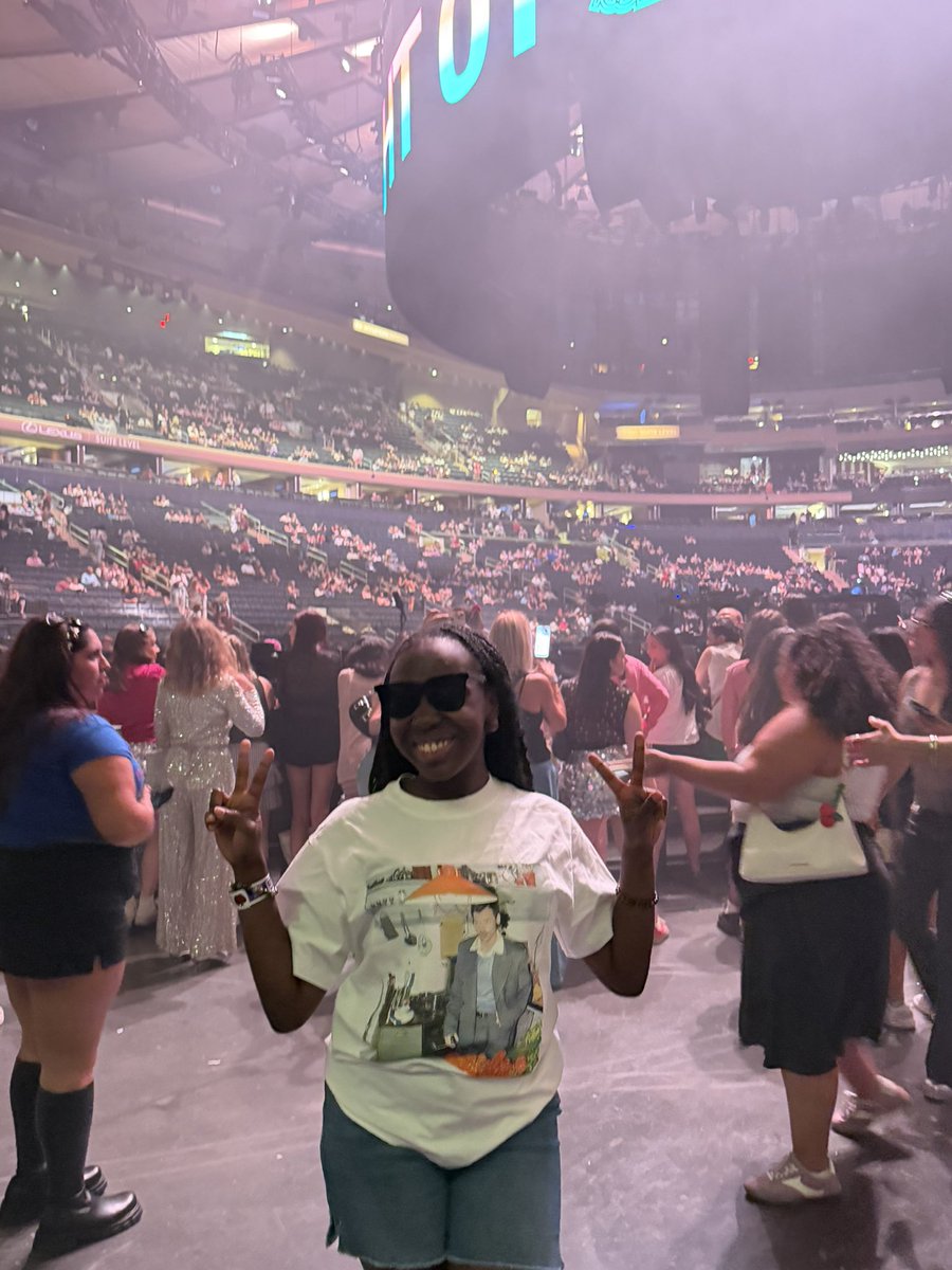 hsfallingsky's tweet photo. hii @HSHQ i would love to be today’s photographer📸🪩! i’m going to the show with a friend &amp; i would love to capture us &amp; other fans having fun &amp; dancing together🫶🏾! https://t.co/qMheRgKSoS
