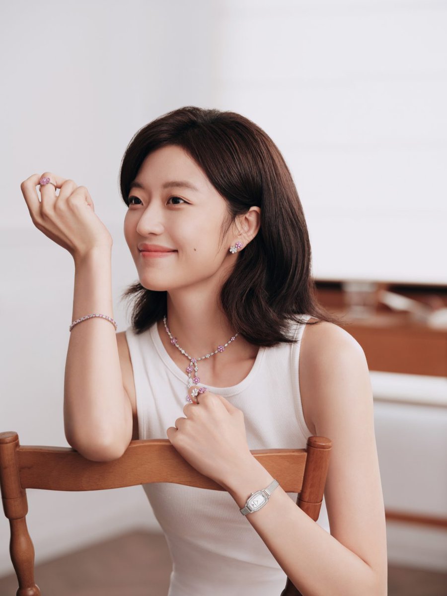 HarryWinston's tweet photo. Radiance, in full bloom. Illuminated by the House’s floral-inspired jewels, an 18K white gold Emerald timepiece brings an effortless sophistication to everyday style. #HarryWinston #HWEmerald https://t.co/vHi4OQiogh