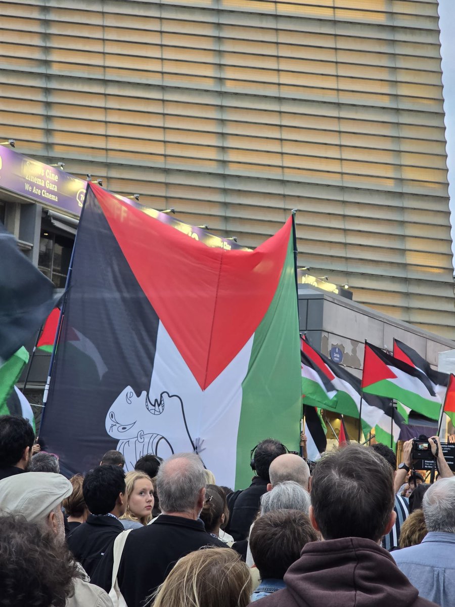 GerPalesti2023's tweet photo. Elkartasun kontzentrazioa burutu da @sansebastianfes
n. Kursaaleko alfonbra gorrian.  
#WeAreNazaToo #GenozidioaSTOP #PalestinaAskatu https://t.co/u1sOpgBLu5