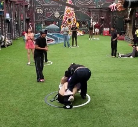 cvntydivaa's tweet photo. similar situation, different reactions 
the hypocrisy is sooo loud  

. #BiggBoss20 #BB20 https://t.co/BBX3S45wkd