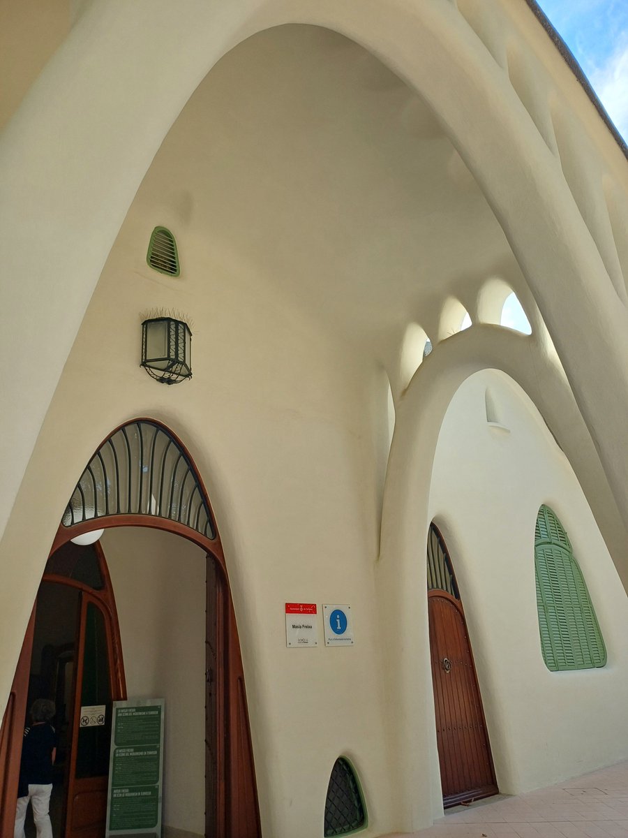 aleixsarri's tweet photo. Abans de la presentació del llibre d'en @gerard_furest vam poder fer una visita guiada amb l'associació Les Voltes a la Masia Freixa de Terrassa. Una joia de la nostra arquitectura que ara a més ha estat renovada i que bé val una bona visita. https://t.co/nhPvEIyIU0