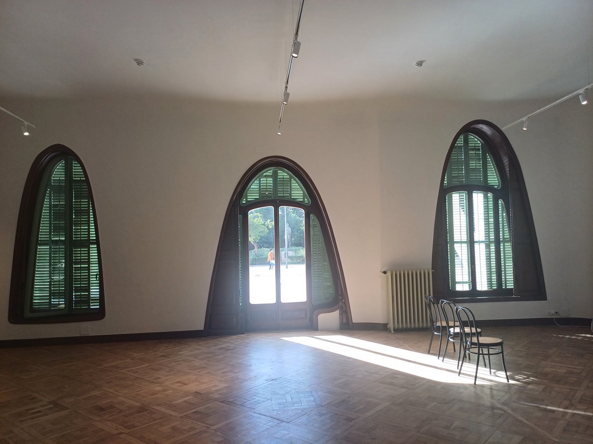 aleixsarri's tweet photo. Abans de la presentació del llibre d'en @gerard_furest vam poder fer una visita guiada amb l'associació Les Voltes a la Masia Freixa de Terrassa. Una joia de la nostra arquitectura que ara a més ha estat renovada i que bé val una bona visita. https://t.co/nhPvEIyIU0