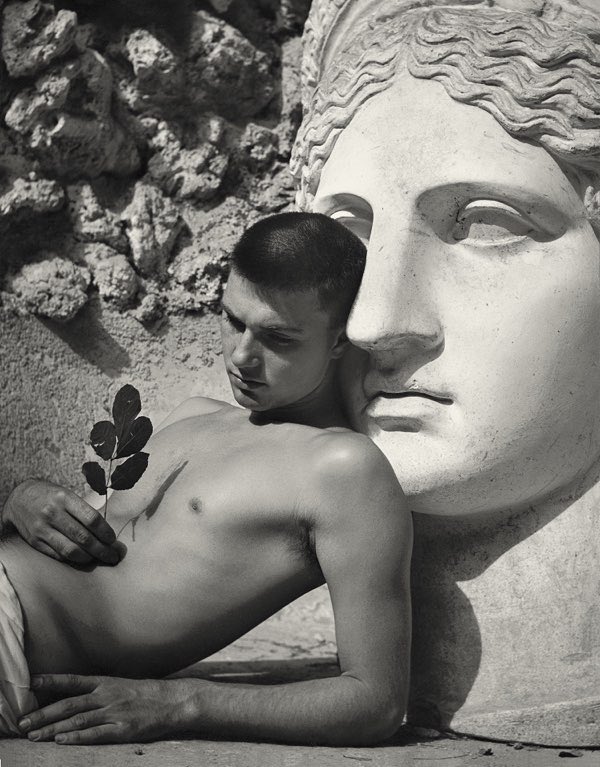 Retra_tos's tweet photo. ▫️📸Youth and Roman bust, 1949.
▫️©️ Herbert List
▫️#retratos #HerbertList https://t.co/xuUk4Vka4r