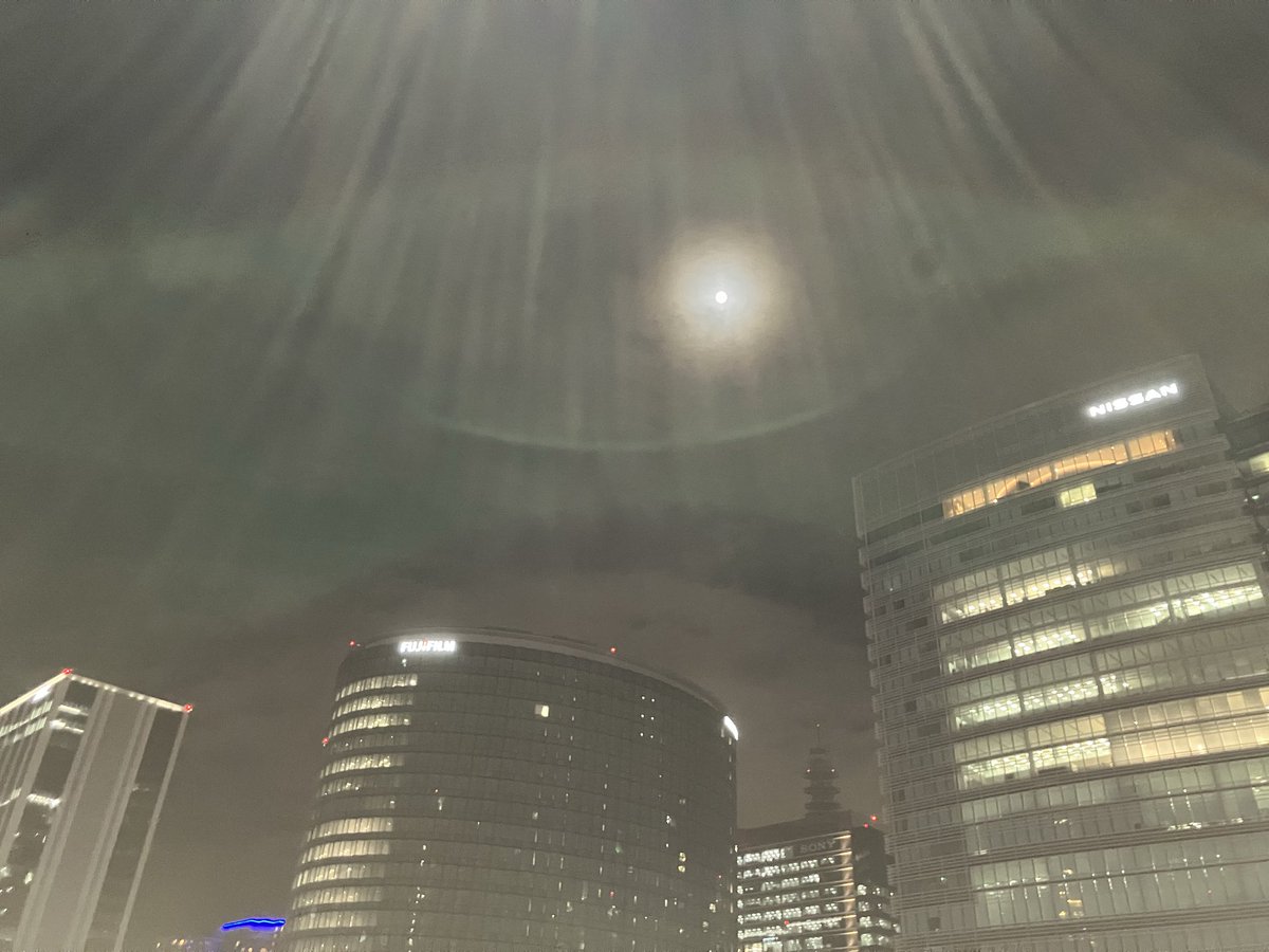 rei_ee82ee's tweet photo. また地元からしばし離れるから📷
綺麗写真は撮れないけど雰囲気で🌕
からの急な豪雨☔️
降るとは言ってたけどビックリな天候 https://t.co/WDj5muwHm4