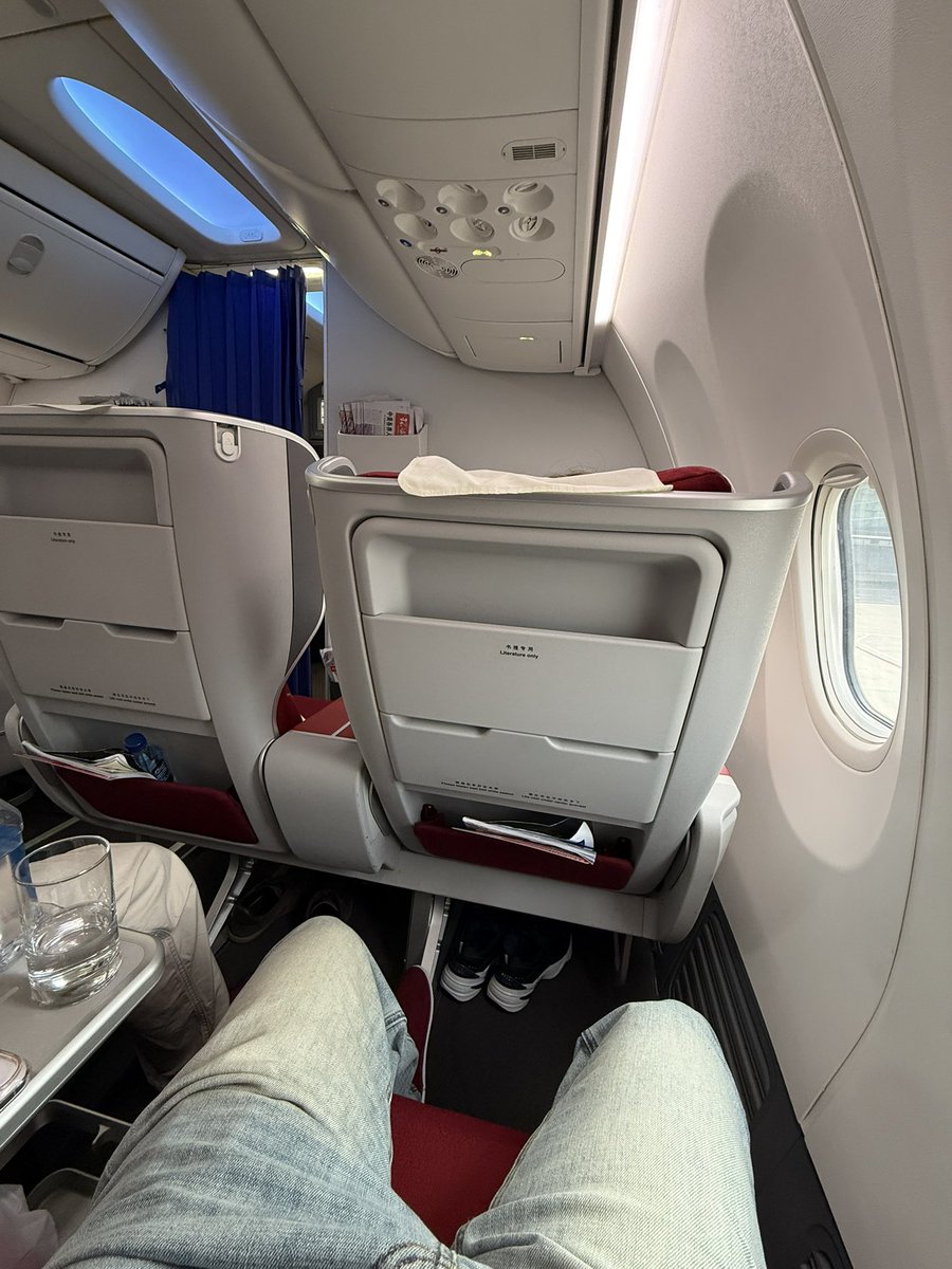 Ma24715West's tweet photo. ✈️ https://t.co/o8zjNOE32v
