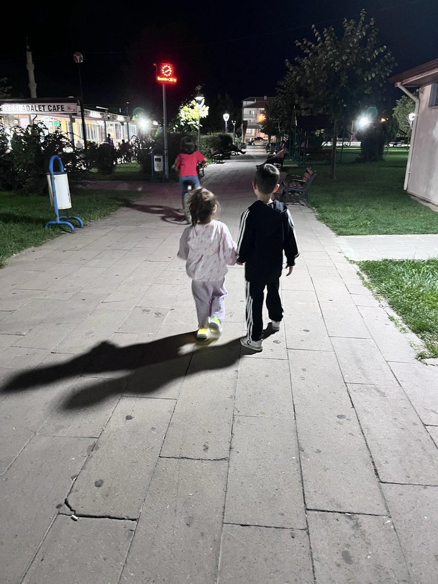 BsSayn's tweet photo. Eşi farklı kurumda olan öğretmenler 3-4 yıldır ayrı yaşıyor. Hakim, savcı ve polis eşlerine verilen il emri haktır, bize de verilmelidir. @Yusuf__Tekin il emrinin yeniden değerlendirilmesini talep ediyoruz. #AilemiVerYusufTekin 🏠⚖️📢 https://t.co/eWUm0HuDMh