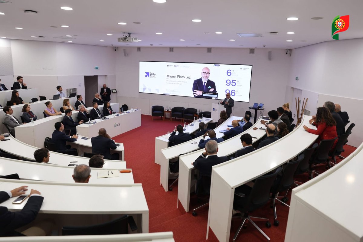 iestruturas_pt's tweet photo. Encontro Portugal-África, na Porto Business School, com Carlos Alberto dos Santos, Ministro das Obras Públicas, Urbanismo e Habitação de Angola, e João Machatine, de Moçambique
#MIH #MinistériodasInfraestruturaseHabitação https://t.co/2ZFlEj6Ojk