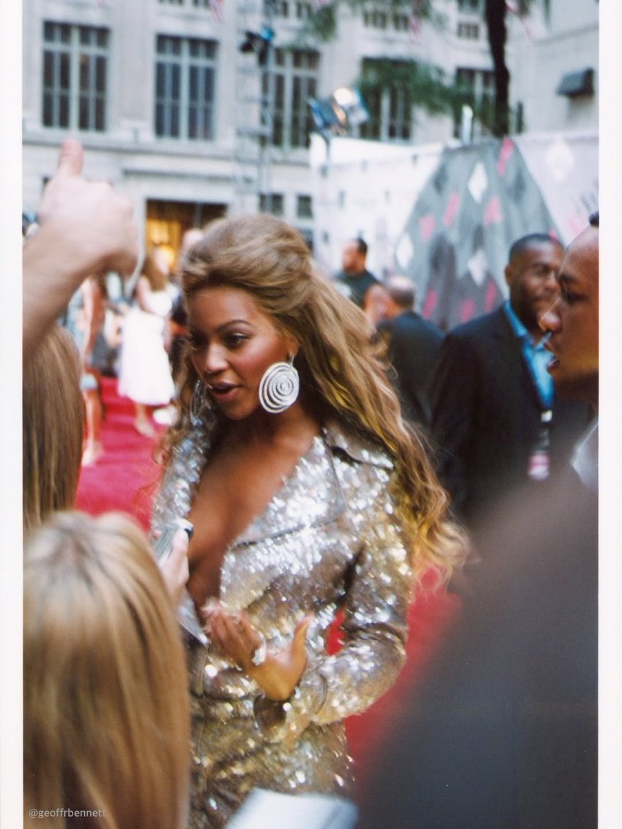 BeyLegion's tweet photo. Geoff Bennett shares unseen photographs of Beyoncé from the 2003 #VMAs. ✨️ https://t.co/DCVnBl5yg0