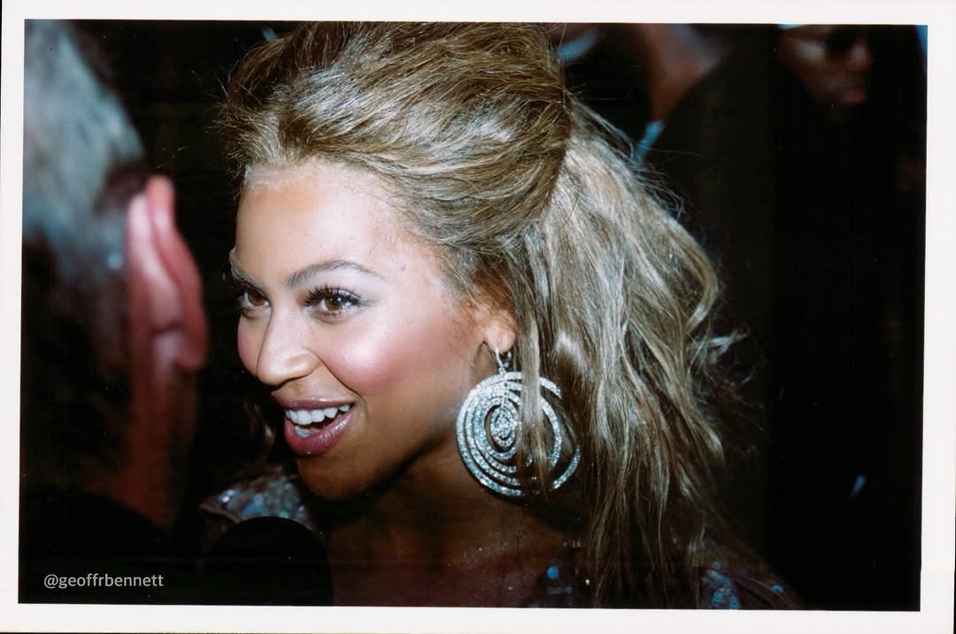 BeyLegion's tweet photo. Geoff Bennett shares unseen photographs of Beyoncé from the 2003 #VMAs. ✨️ https://t.co/DCVnBl5yg0
