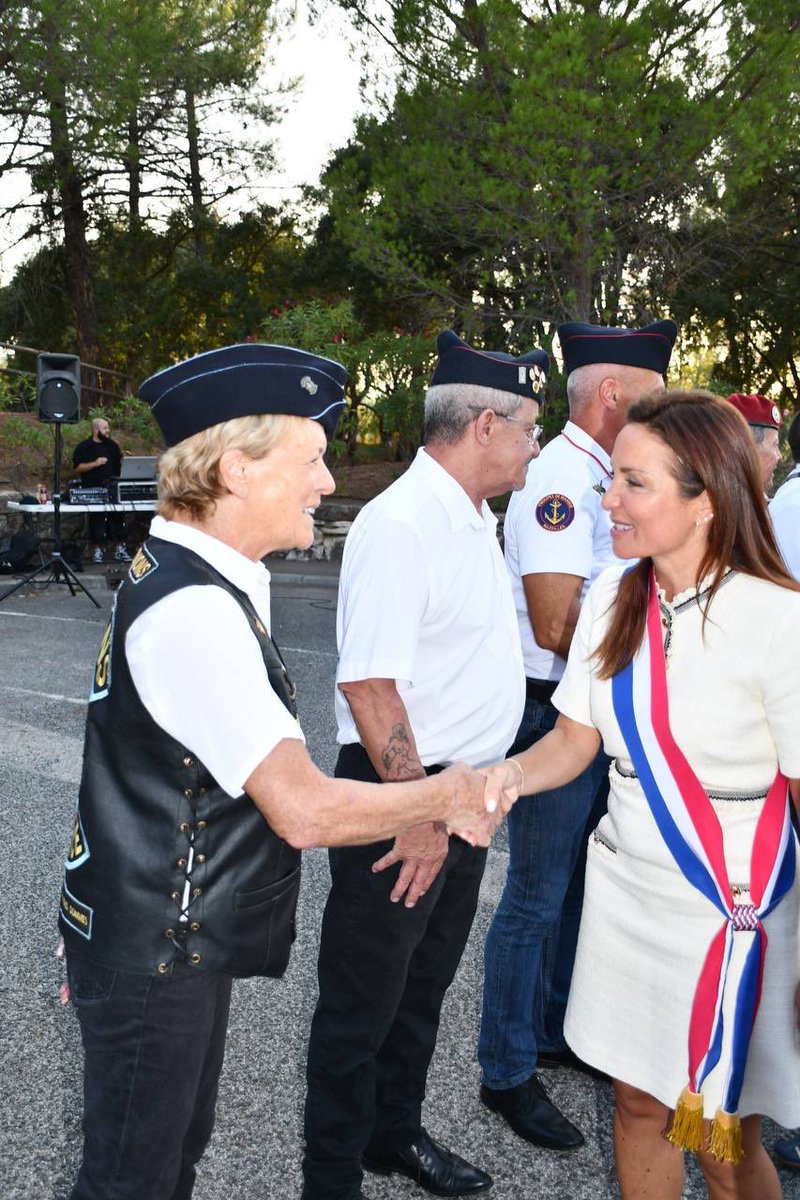 JLechanteux's tweet photo. 💐 À Roquebrune-sur-Argens, hommage aux Harkis et à leurs familles. 

Le Var est une terre d’accueil pour près de 18 000 Harkis et descendants. Saluons les associations qui font vivre cette mémoire et portent le combat pour la vérité historique. https://t.co/paj72gmOk2