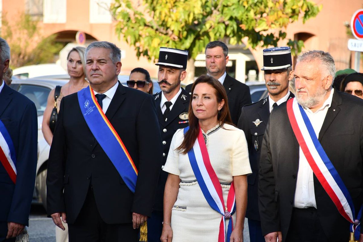 JLechanteux's tweet photo. 💐 À Roquebrune-sur-Argens, hommage aux Harkis et à leurs familles. 

Le Var est une terre d’accueil pour près de 18 000 Harkis et descendants. Saluons les associations qui font vivre cette mémoire et portent le combat pour la vérité historique. https://t.co/paj72gmOk2