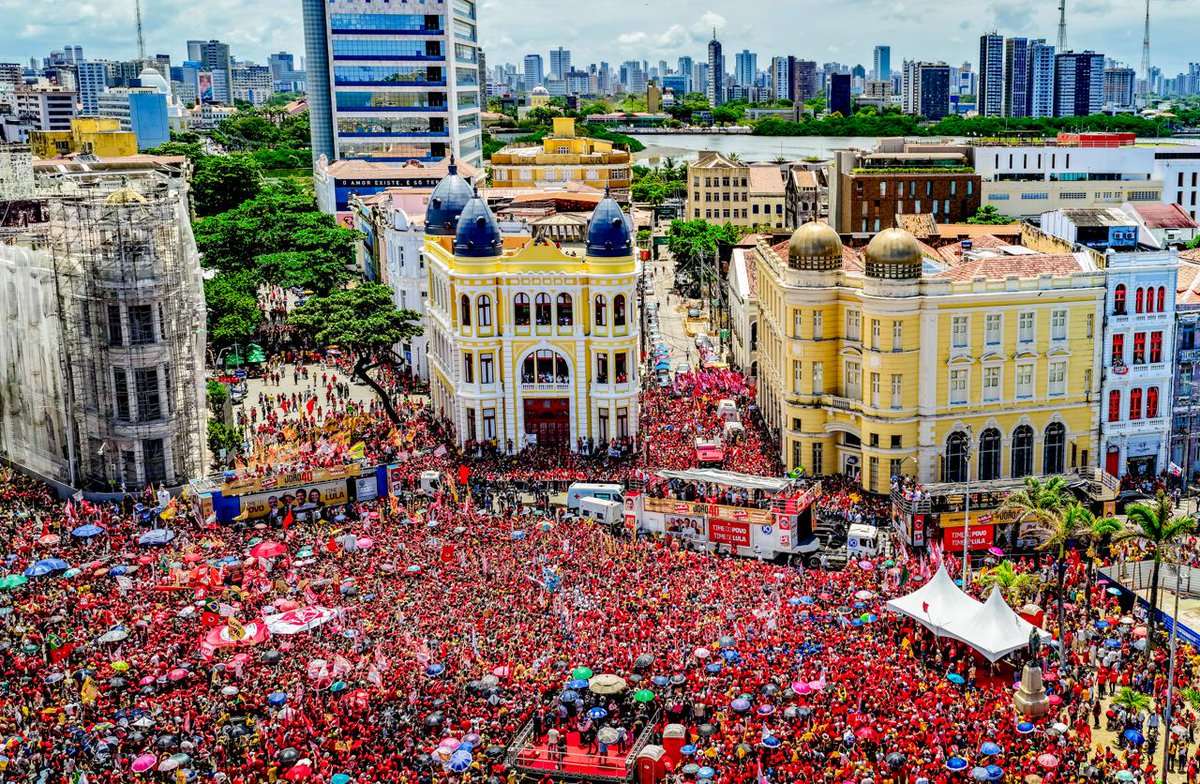 ptbrasil's tweet photo. TÁ LINDO DEMAIS! O povo pernambucano LOTOU a Praça do Marco Zero em Recife para apoiar Lula! O nosso legado é bonito demais e essa imagem é a prova disso! O tetra vem! ❤️⭐ https://t.co/q2Mawe2FuP
