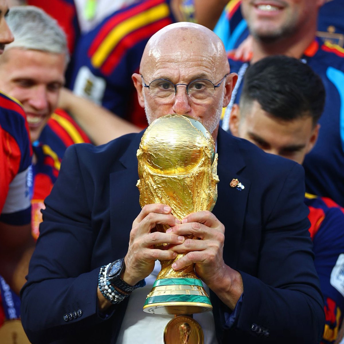 _BeFootball's tweet photo. 🚨 Luis De La Fuente 🇪🇸 : « Au Mondial, disait : "On va affronter l'Argentine 🇦🇷 de Messi, on va affronter la France 🇫🇷 de Mbappé, le Portugal 🇵🇹 de Ronaldo"... 

MAIS EUX VONT AFFRONTER L'ESPAGNE 🇪🇸 DES 26, PRESQUE COMME LES 300 DE SPARTE. »

(@lequipe) https://t.co/2slkjJT4X5