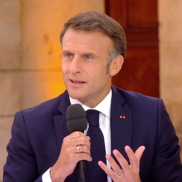 Brevesdepresse's tweet photo. ⚡️🇫🇷FLASH - « Il est assez inhabituel de faire son retour, mais nous verrons ». Dans un échange avec le magazine américain Variety, Emmanuel #Macron indique qu’il n'exclut pas de se présenter une nouvelle fois à la #présidentielle après 2027. https://t.co/bVa5Ppm34t