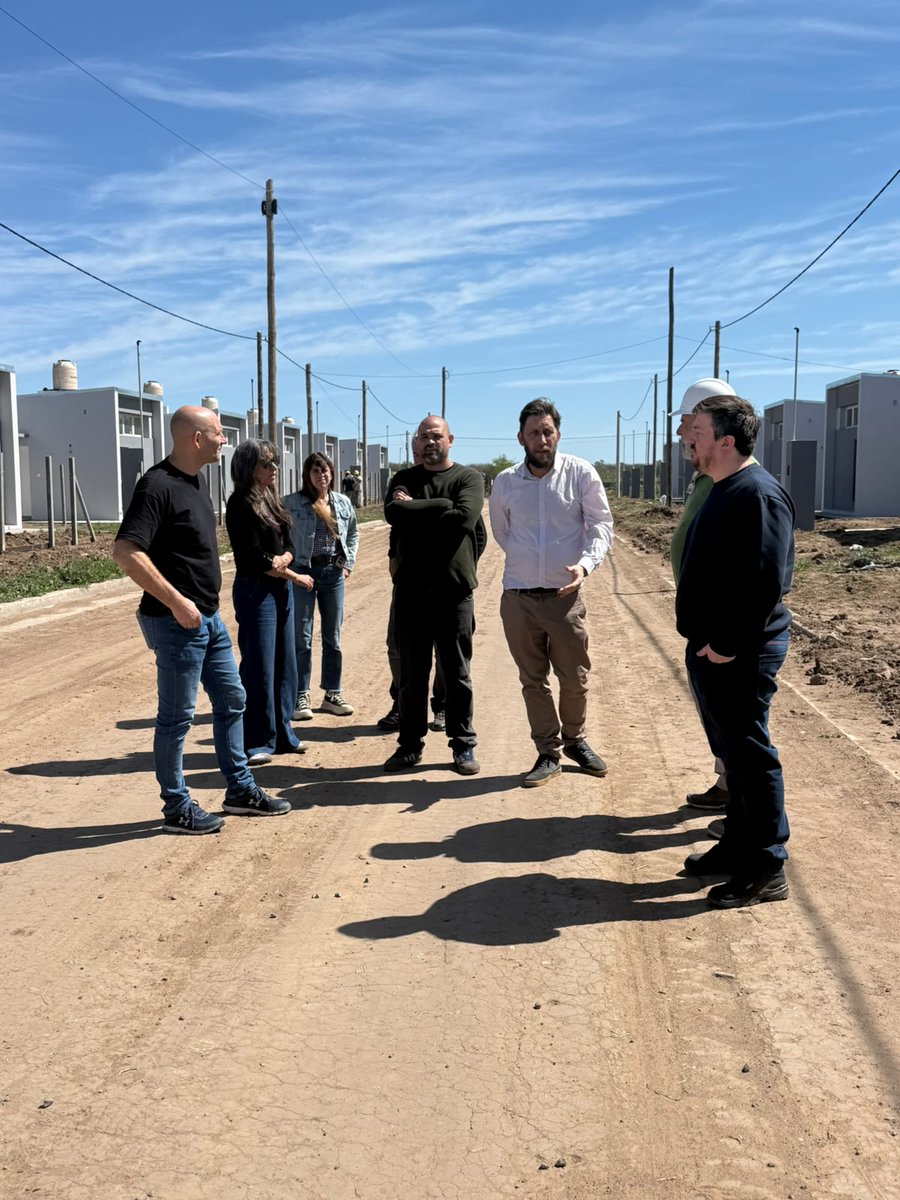 MinHabitatPBA's tweet photo. Estamos en toda la PBA
Recorrimos las viviendas que tenemos #EnMarcha en #Alberti.
Se trata de un proyecto de 54 hogares de 60mts2 cada uno en la ciudad cabecera, en el barrio Papa Francisco.
Contempla la red de agua potable, la red cloacal, la red eléctrica y el cordón cuneta. https://t.co/UfPBZPFoTF