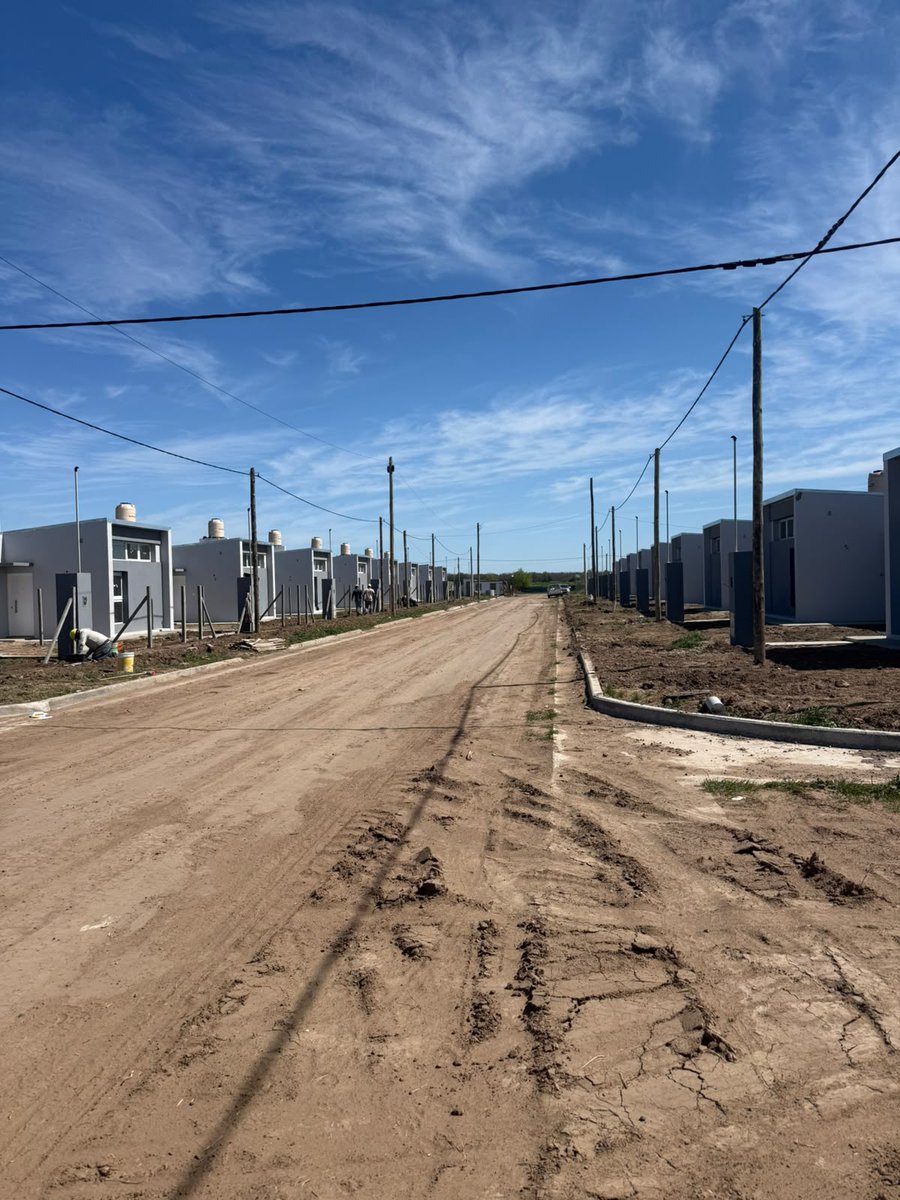 MinHabitatPBA's tweet photo. Estamos en toda la PBA
Recorrimos las viviendas que tenemos #EnMarcha en #Alberti.
Se trata de un proyecto de 54 hogares de 60mts2 cada uno en la ciudad cabecera, en el barrio Papa Francisco.
Contempla la red de agua potable, la red cloacal, la red eléctrica y el cordón cuneta. https://t.co/UfPBZPFoTF