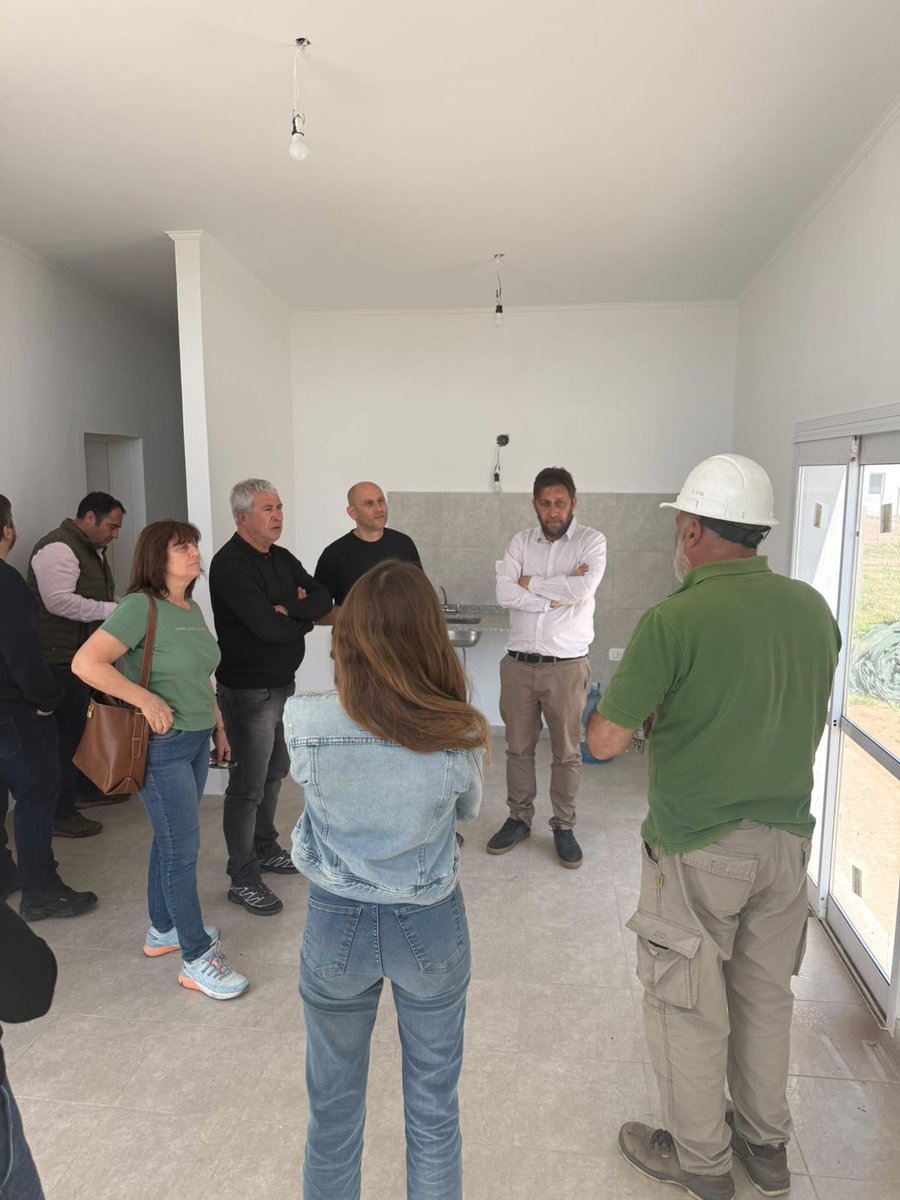 MinHabitatPBA's tweet photo. Estamos en toda la PBA
Recorrimos las viviendas que tenemos #EnMarcha en #Alberti.
Se trata de un proyecto de 54 hogares de 60mts2 cada uno en la ciudad cabecera, en el barrio Papa Francisco.
Contempla la red de agua potable, la red cloacal, la red eléctrica y el cordón cuneta. https://t.co/UfPBZPFoTF