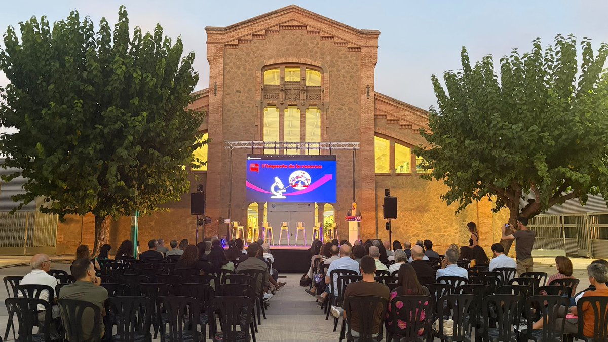 marc_aloy's tweet photo. #Manresa bat rècords en recerca i innovació! 21M€ d'inversió enguany (increment del 65%), 179 projectes actius, 492 investigadors/es (el 57% dones!), 350 publicacions, 7 patents internacionals... Ahir en vam parlar en la Nit de la Recerca! 
Ciutat universitària i de coneixement! https://t.co/MU1HOaN53r