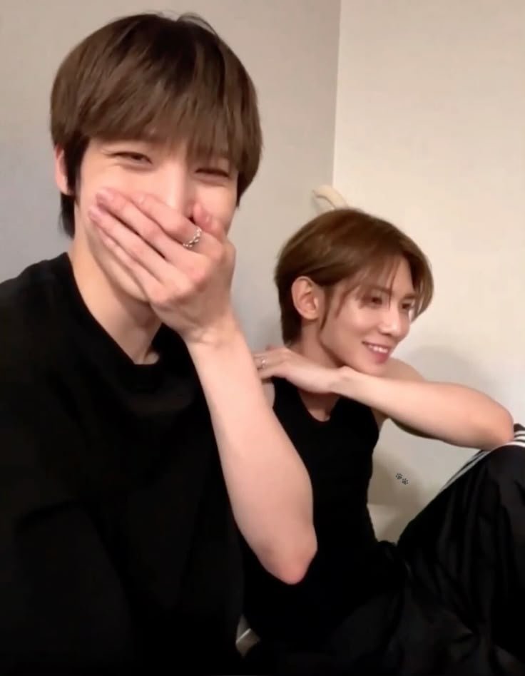 bunscng's tweet photo. a short yvnscng socmed au in which ynh is a loser, that's it .。o○ https://t.co/ccoQgOGYem