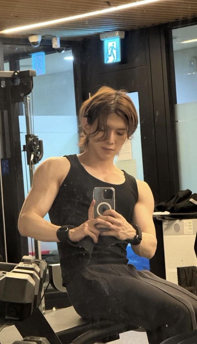 wooshrt's tweet photo. gym fit looks too good on yeosang i can't https://t.co/nlqFPvxFNW