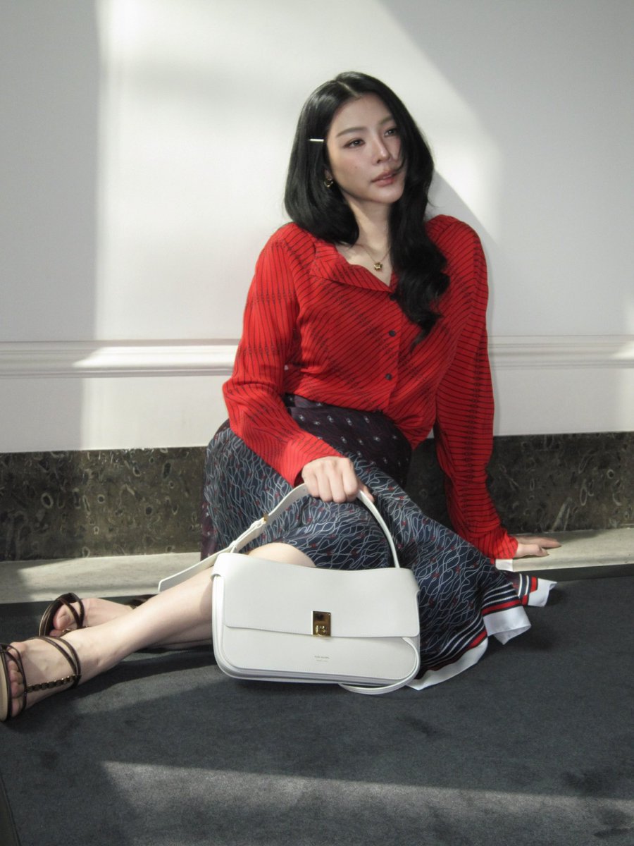 CLARA__FA's tweet photo. FAYE IS SO ATTRACTIVE 🍒

#FerragamoXFaye #Ferragamo 
#FerragamoSS27 #FayePeraya 
#MilanFashionWeek https://t.co/HHK49ugmZI