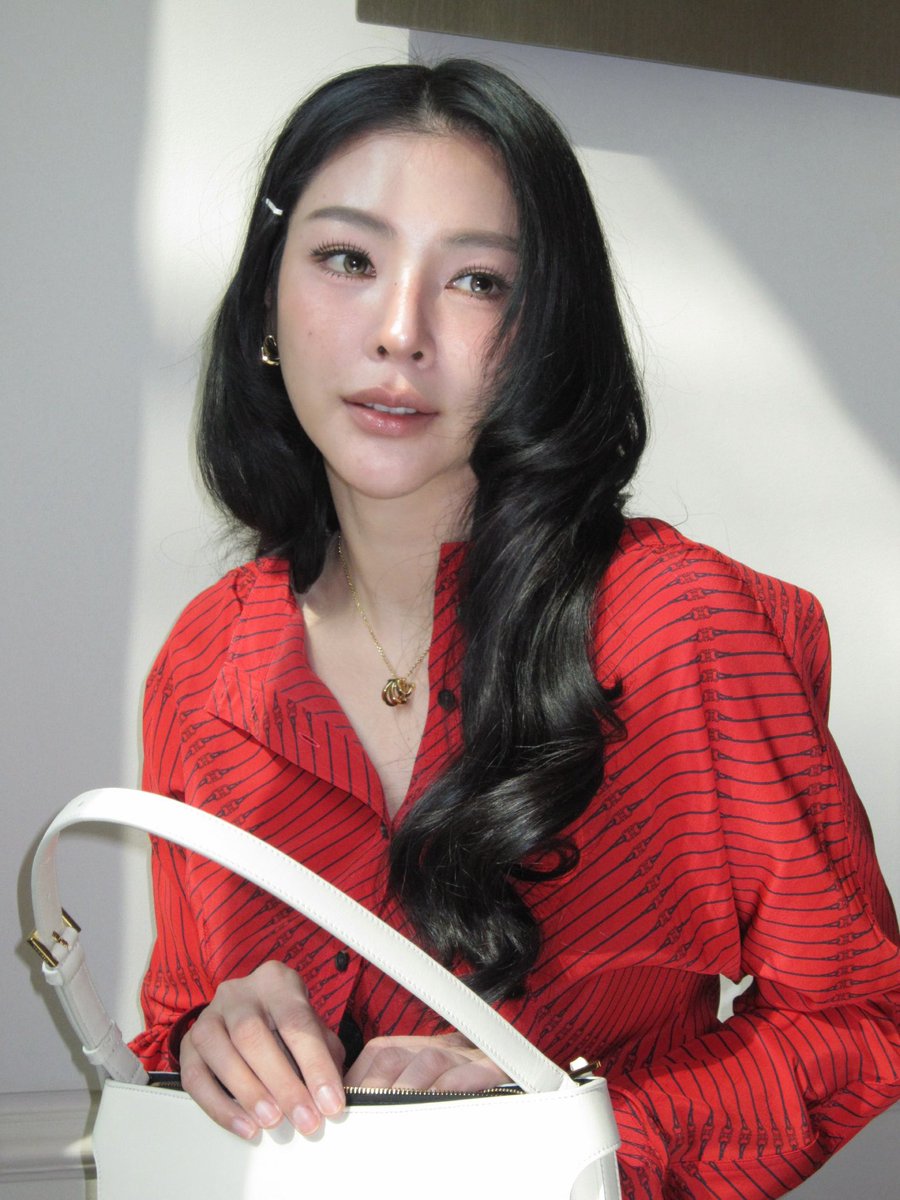 CLARA__FA's tweet photo. FAYE IS SO ATTRACTIVE 🍒

#FerragamoXFaye #Ferragamo 
#FerragamoSS27 #FayePeraya 
#MilanFashionWeek https://t.co/HHK49ugmZI