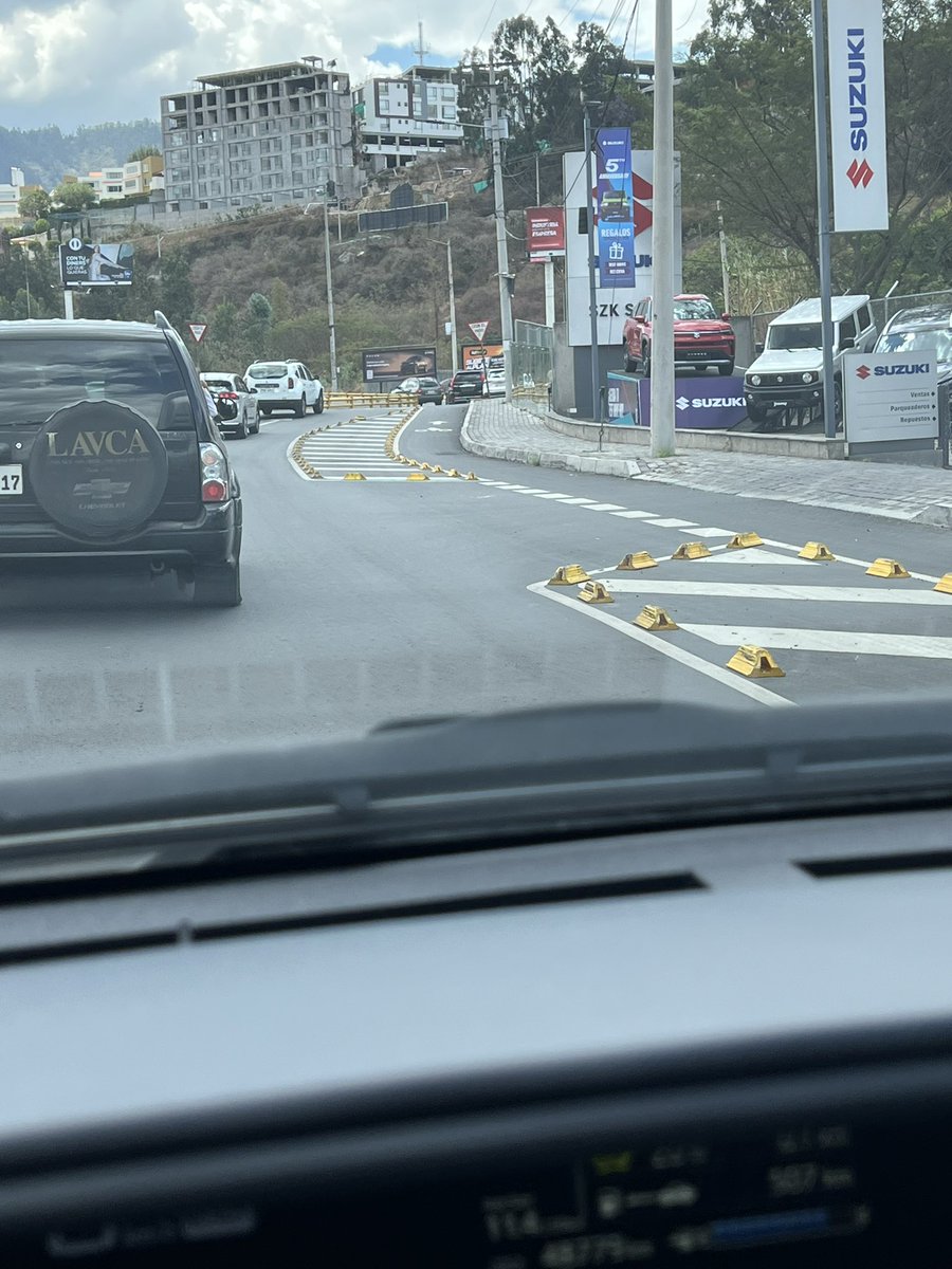nutrimapaulav's tweet photo. @AMT_Quito no tenían que cerrar este carril en Cumbayá en el redondel del Scala, el tráfico está peor y es a toda hora 😣🫠🙈. Pueden evaluar la opción de volver a poner el carril? 🙏🏻🙏🏻. https://t.co/QoxV3Sjn35