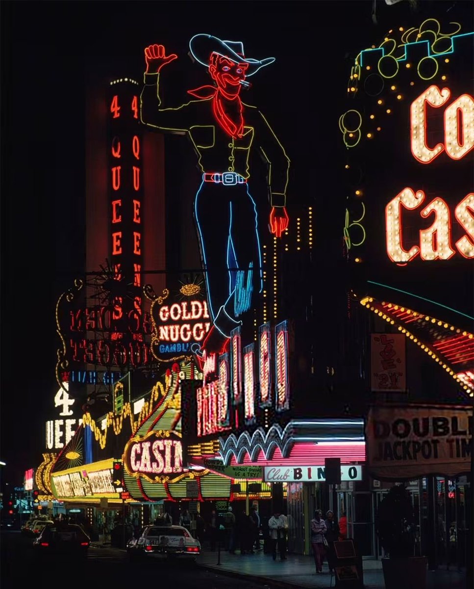 sylvie_longeron's tweet photo. Ernst Haas 
Fremont Street 1975 https://t.co/uiW1LMQSwL