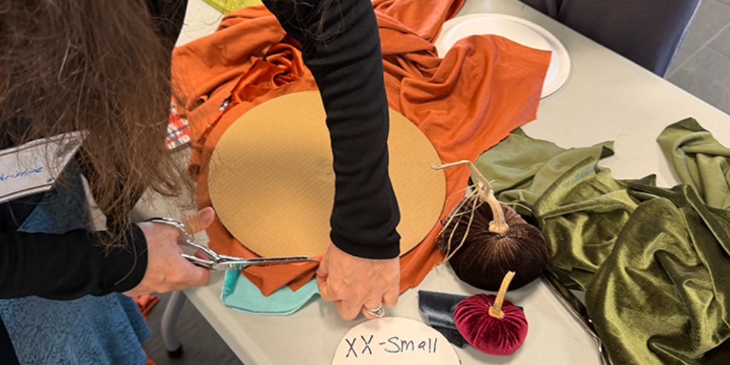 CPCOxfordMS's tweet photo. 🍂 Fall fun at International Ladies’ Club! 🎃

Every Friday, our English language learners gather for English classes + a fun activity. Today, they welcomed fall by creating adorable stuffed velvet pumpkins! 🧡

Learning, friendship &amp; creativity—all in one Friday! 💕 https://t.co/soc4i2g8XE