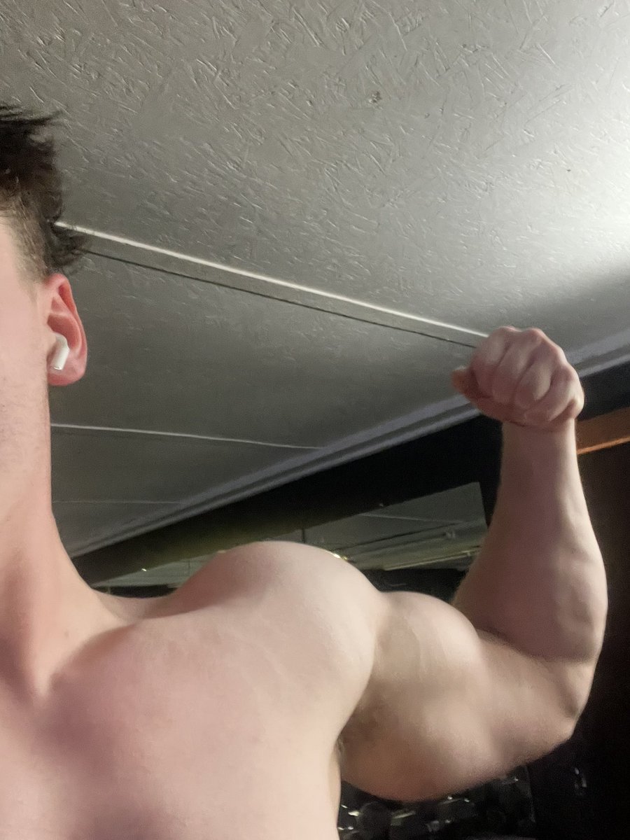 jxshepherdx's tweet photo. This vacation gym lighting is lowkey good asf https://t.co/b7qhCR7sH4