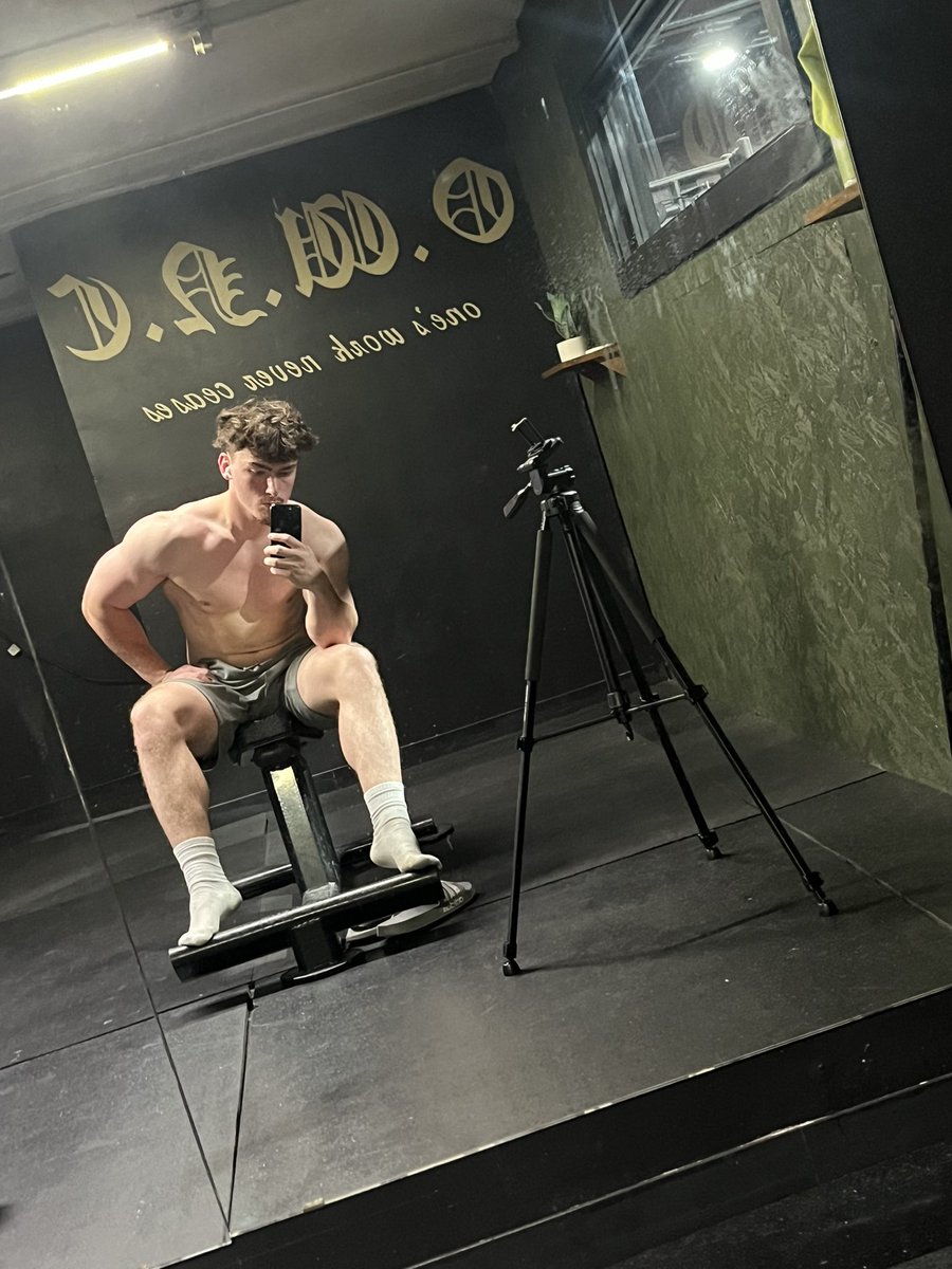 jxshepherdx's tweet photo. This vacation gym lighting is lowkey good asf https://t.co/b7qhCR7sH4