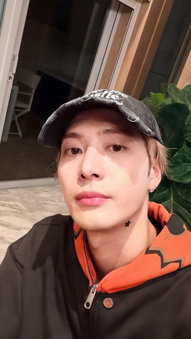 JacksonWGlobal's tweet photo. [#JSWEIBO] 260926

Jackson Wang posted on Weibo

"Thank you all
And thank you to Weibo, it wasn't easy to organise this event,
All the staff have worked very hard
I'm very happy to meet so many friends 
To the friends who specially traveled to see the show, thank you too

Congratulations to all of you who are mine for winning an award
Grateful to have all of you on this journey
It's also not easy in your respective fields or careers
I hope you pursue happiness
Live your lives well
Have good health
And I'm grateful to all of you for giving me this opportunity
Thank you all

Happy Mid-Autumn Festival 🙏
Look at the moon 🌑" 

#JacksonWang #王嘉尔 #잭슨 #TEAMWANG