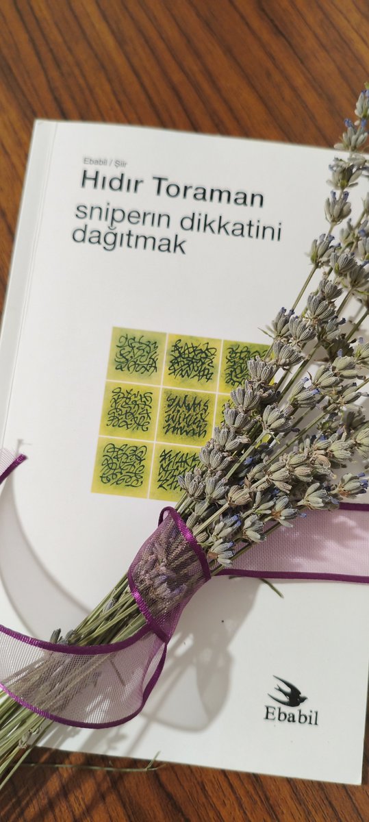 niluferr_ates's tweet photo. "İyileşmeden kalacağız belki de
askıda tutacak belki de bizi 
başlangıcı kaybetmenin dehşeti

Her şeyi geçersiz kılana kadar
her şeyi geçersiz kılacak olan" 

Şiir yaşıyor. İyi ki.. 
#HıdırToraman
@HdrToraman https://t.co/0NCV4K1eHu
