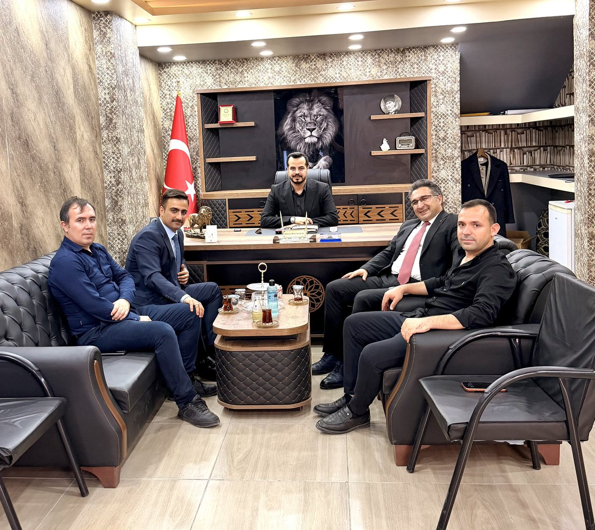 BulentBuyukasln's tweet photo. Bugün çalışma ofisimizde, Şanlıurfa Sanayi ve Teknoloji İl Müdürümüz Sayın Mehmet Yazgan’ı ağırlamaktan memnuniyet duydum.

Nazik ziyaretleri vesilesiyle Şanlıurfa’mız, Akçakale’miz ve geleceğe dair hedeflerimiz üzerine samimi, güzel ve yapıcı bir sohbet gerçekleştirdik.

Kıymetli ziyaretleri ve hoş sohbetleri için Sayın Mehmet Yazgan’a teşekkür ediyor çalışmalarında başarılar diliyorum.
@RTErdogan @Akparti @mustafademir @HikmetBasak_63 @abuyukgumus @milhamigunbegi @TCSanayi