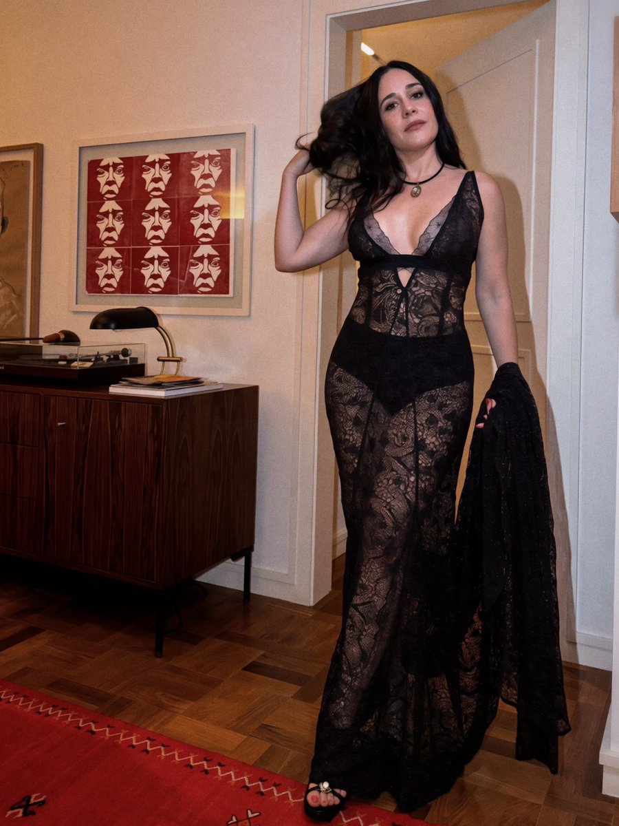 QGNEGRINI's tweet photo. QUE MULHER E ESSA? Alessandra negrini ACABOU de compartilhar essas fotos em seu instagram https://t.co/HAlrXt2NQP