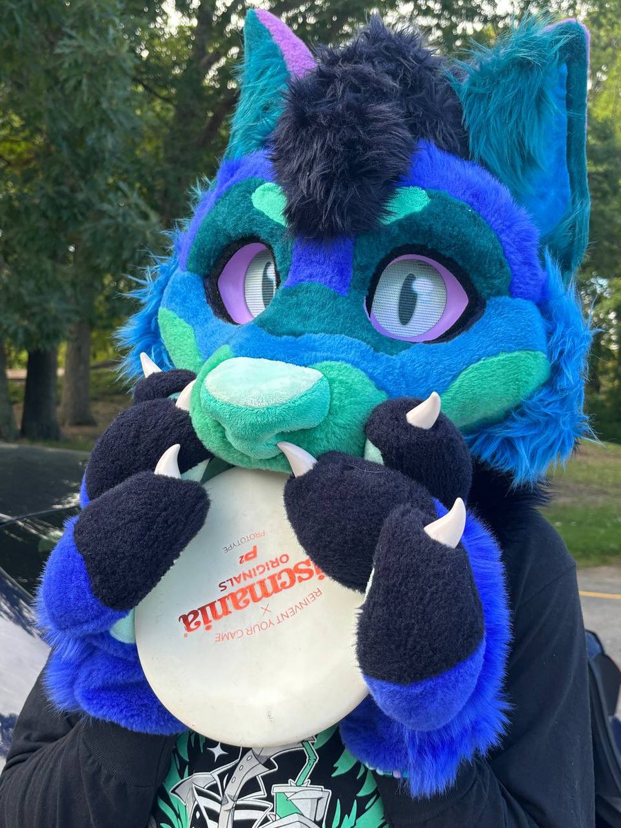 kaicrocowolf's tweet photo. This is how you play disc golf, right? Am I doing it right? Oh well… happy #FursuitFriday!

📸: @BramblePupAD https://t.co/OpDPN5Poq4