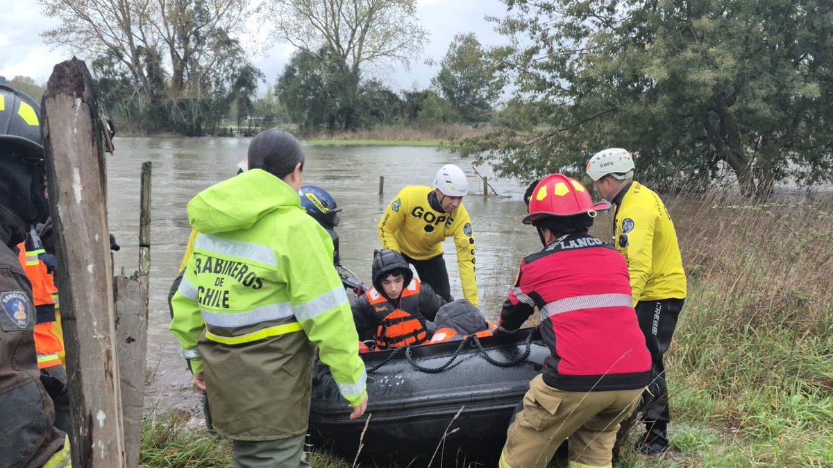 CarabLosRios's tweet photo. 👮🏻♂️🚨 #Lanco: Ante el frente de mal tiempo, Carabineros de la Subcomisaría de Lanco y GOPE Valdivia coordinan con Bomberos labores de evacuación de familias en sectores anegados por las inundaciones, manteniendo un despliegue permanente para apoyar a la comunidad. #OrdenYPatria https://t.co/71Fj2wInE7