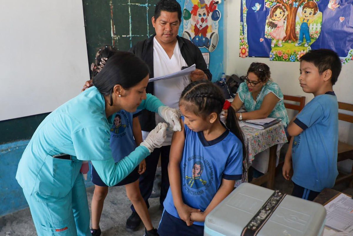 Minsa_Peru's tweet photo. ✅ ¡Unidos por la salud de nuestros escolares en Iquitos!
Como parte de nuestras acciones de prevención y control de enfermedades, el #Minsa, en coordinación con la Diresa Loreto, viene realizando una gran campaña de vacunación en las siguientes instituciones educativas:
📍 I.E. Generalísimo José de San Martín.
📍 I.E. Nueva Unión.
📍 I.E. Gotitas de Amor.
Nuestros equipos de salud están protegiendo a los niños y niñas contra diversas enfermedades, entre ellas el sarampión, la neumonía y la influenza.
Papá, mamá: completar el Esquema Nacional de Inmunización de tus hijos es el escudo que necesitan para crecer sanos. Recuerda que las vacunas son gratuitas, eficaces, seguras y salvan vidas. ¡Revisa su carné y dales esa protección hoy mismo!