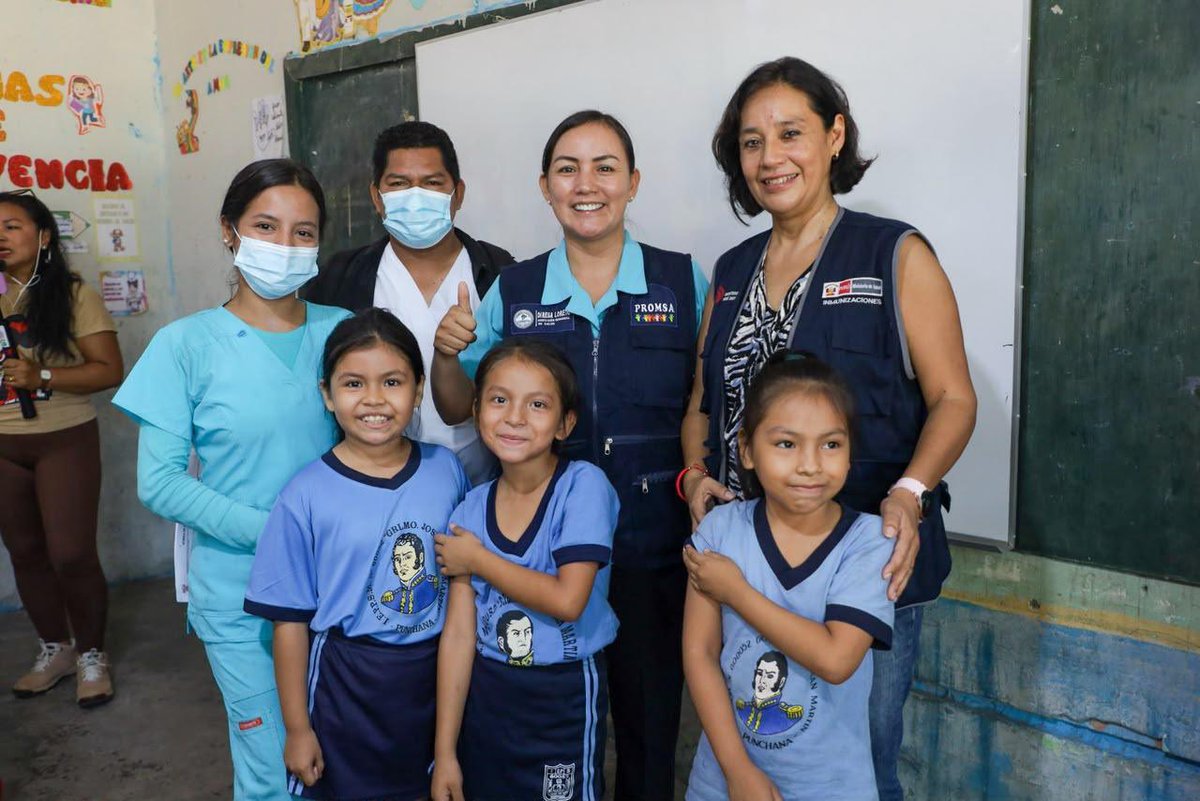 Minsa_Peru's tweet photo. ✅ ¡Unidos por la salud de nuestros escolares en Iquitos!
Como parte de nuestras acciones de prevención y control de enfermedades, el #Minsa, en coordinación con la Diresa Loreto, viene realizando una gran campaña de vacunación en las siguientes instituciones educativas:
📍 I.E. Generalísimo José de San Martín.
📍 I.E. Nueva Unión.
📍 I.E. Gotitas de Amor.
Nuestros equipos de salud están protegiendo a los niños y niñas contra diversas enfermedades, entre ellas el sarampión, la neumonía y la influenza.
Papá, mamá: completar el Esquema Nacional de Inmunización de tus hijos es el escudo que necesitan para crecer sanos. Recuerda que las vacunas son gratuitas, eficaces, seguras y salvan vidas. ¡Revisa su carné y dales esa protección hoy mismo!