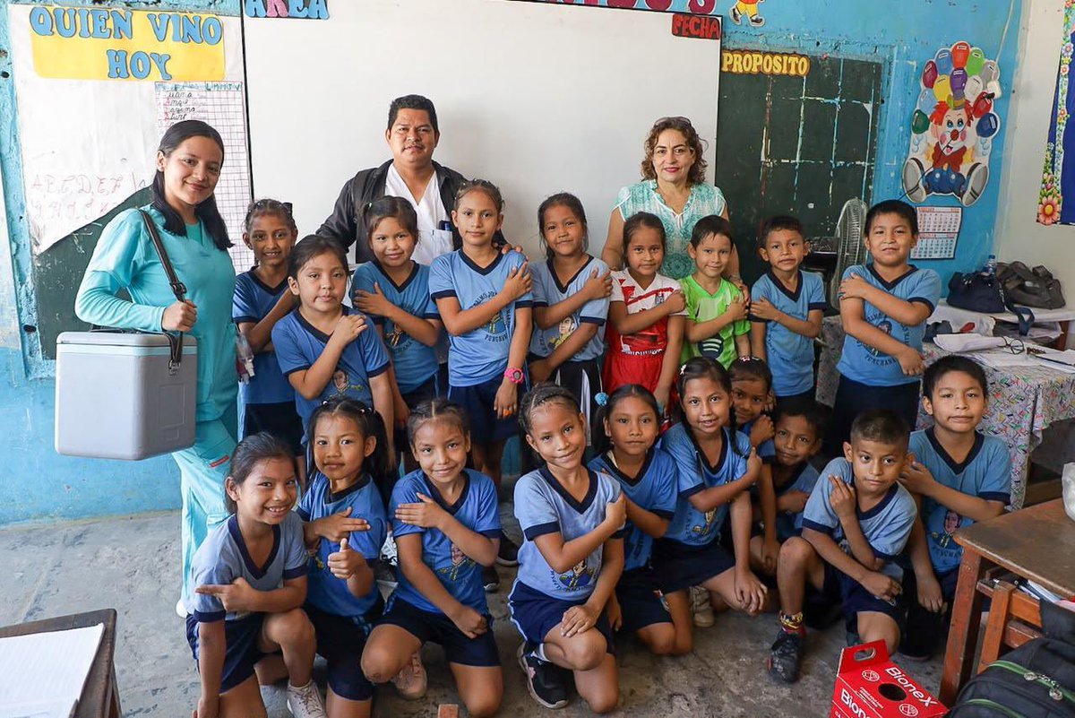 Minsa_Peru's tweet photo. ✅ ¡Unidos por la salud de nuestros escolares en Iquitos!
Como parte de nuestras acciones de prevención y control de enfermedades, el #Minsa, en coordinación con la Diresa Loreto, viene realizando una gran campaña de vacunación en las siguientes instituciones educativas:
📍 I.E. Generalísimo José de San Martín.
📍 I.E. Nueva Unión.
📍 I.E. Gotitas de Amor.
Nuestros equipos de salud están protegiendo a los niños y niñas contra diversas enfermedades, entre ellas el sarampión, la neumonía y la influenza.
Papá, mamá: completar el Esquema Nacional de Inmunización de tus hijos es el escudo que necesitan para crecer sanos. Recuerda que las vacunas son gratuitas, eficaces, seguras y salvan vidas. ¡Revisa su carné y dales esa protección hoy mismo!