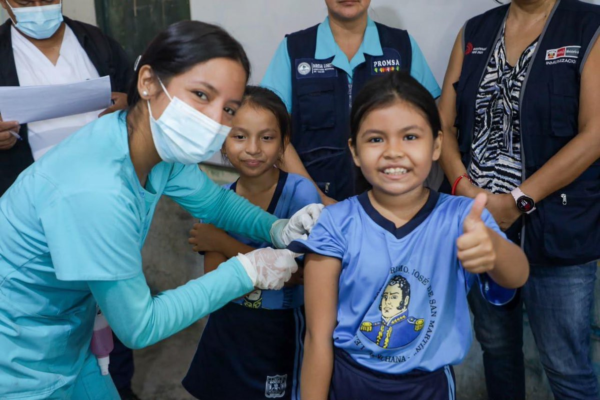 Minsa_Peru's tweet photo. ✅ ¡Unidos por la salud de nuestros escolares en Iquitos!
Como parte de nuestras acciones de prevención y control de enfermedades, el #Minsa, en coordinación con la Diresa Loreto, viene realizando una gran campaña de vacunación en las siguientes instituciones educativas:
📍 I.E. Generalísimo José de San Martín.
📍 I.E. Nueva Unión.
📍 I.E. Gotitas de Amor.
Nuestros equipos de salud están protegiendo a los niños y niñas contra diversas enfermedades, entre ellas el sarampión, la neumonía y la influenza.
Papá, mamá: completar el Esquema Nacional de Inmunización de tus hijos es el escudo que necesitan para crecer sanos. Recuerda que las vacunas son gratuitas, eficaces, seguras y salvan vidas. ¡Revisa su carné y dales esa protección hoy mismo!