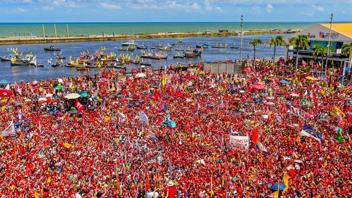 ptbrasil's tweet photo. TÁ LINDO DEMAIS! O povo pernambucano LOTOU a Praça do Marco Zero em Recife para apoiar Lula! O nosso legado é bonito demais e essa imagem é a prova disso! O tetra vem! ❤️⭐ https://t.co/q2Mawe2FuP
