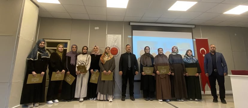 YOBUilahiyat's tweet photo. İyilik ve Değerler Topluluğu bünyesinde, Öğr. Gör. Münevver BAYRAM’ın yürütücülüğünde gerçekleştirilen Arapça Kitap Okuma ve Tahlilleri Programı başarıyla tamamlandı.
Programın sonunda öğrencilerimize katılım belgeleri takdim edildi. 🎓📖 https://t.co/LSuVkqRmMs