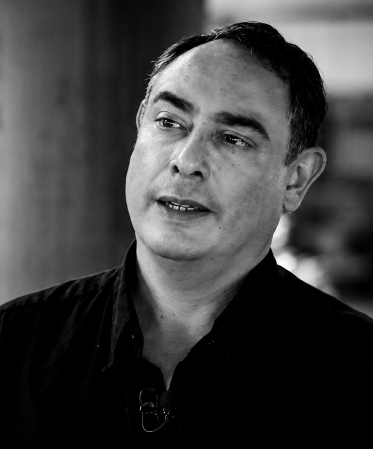 AlbertoRuedaE's tweet photo. ‼️🚨La muerte de Rubén Alberto Curiel Tejada deja varias dudas por los siguientes motivos: 

1.- Apenas un día antes, el jueves, acudió a trabajar con normalidad. Sus compañeros no habrían advertido algún cambio que anticipara lo ocurrido.

2.- La próxima semana tenía previsto presentar un libro en el que trabajó durante meses, relacionado a “La Historia del Notariado en Puebla”.

3.- El proyecto contaba con el impulso de la Escuela Libre de Derecho y del Colegio de Notarios del Estado de Puebla.

4.- Atravesaba una etapa de intensa actividad profesional y académica. A lo largo de su trayectoria había cursado nueve posgrados.

5.- Además, personas de su entorno señalan que acaba de adquirir una nueva propiedad, resultado de años de trabajo.

¿Qué sucedió entre el jueves, cuando acudió a trabajar y el momento de su muerte? 

#UltimaHora